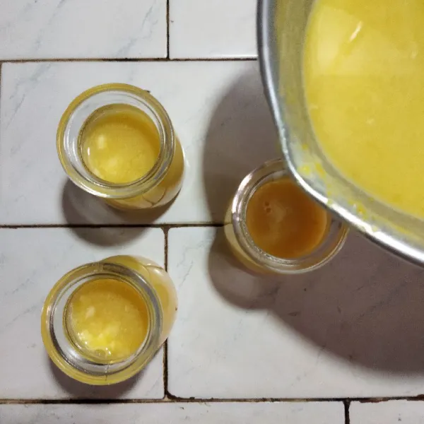 Siapkan cetakan puding, tuang adonan ke dalamnya hingga 2/3 penuh. Biarkan dingin di suhu ruang,