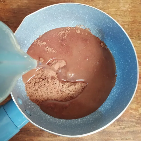 Campur bubuk susu coklat instan dengan gula pasir, jelly powder, dan agar-agar bubuk. Tuang air, lalu aduk hingga rata.