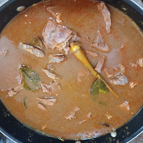 Masukkan daging, aduk rata.