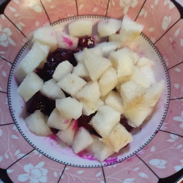 Kupas pir, cuci bersih lalu potong dadu, campur dengan buah naga.