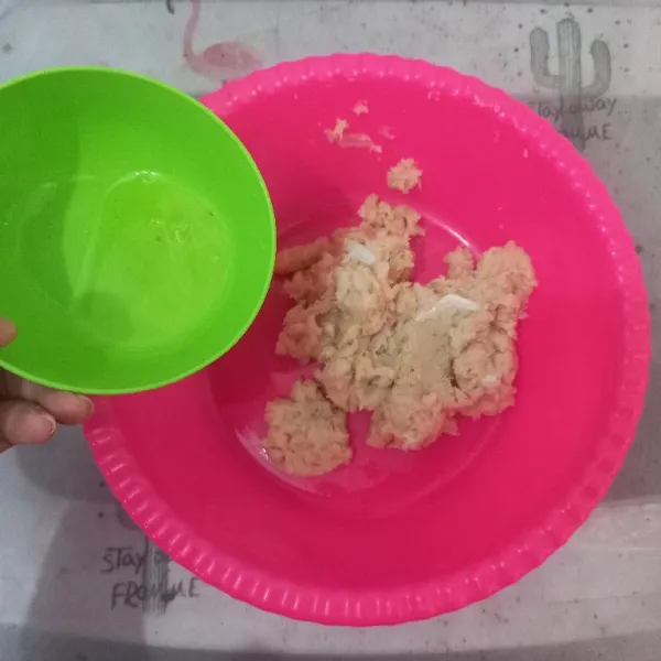 Masukkan putih telur.
