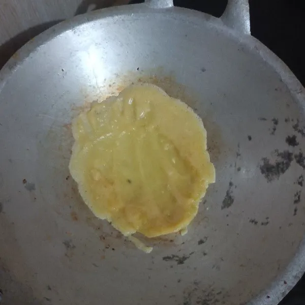 Dadar di wajan dengan sedikit olesan margarin, tunggu sampai permukaannya kering.