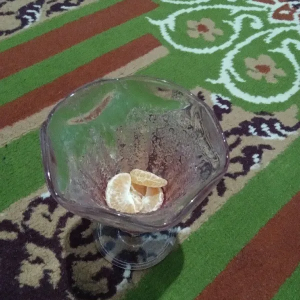 Kupas jeruk, masukkan 5 potong jeruk.