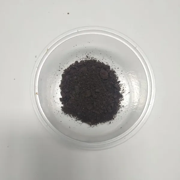 Haluskan biskuit coklat, lalu masukkan ke dalam wadah.