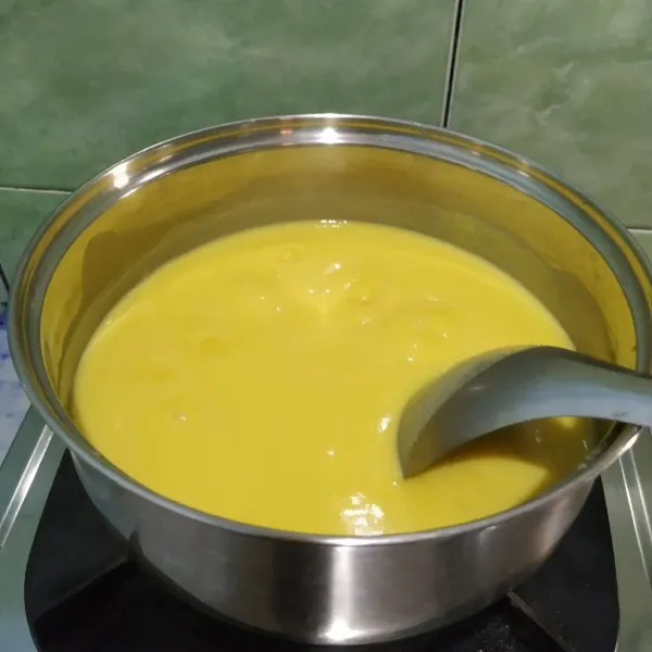 Masak bahan puding hingga mendidih menggunakan api kecil.