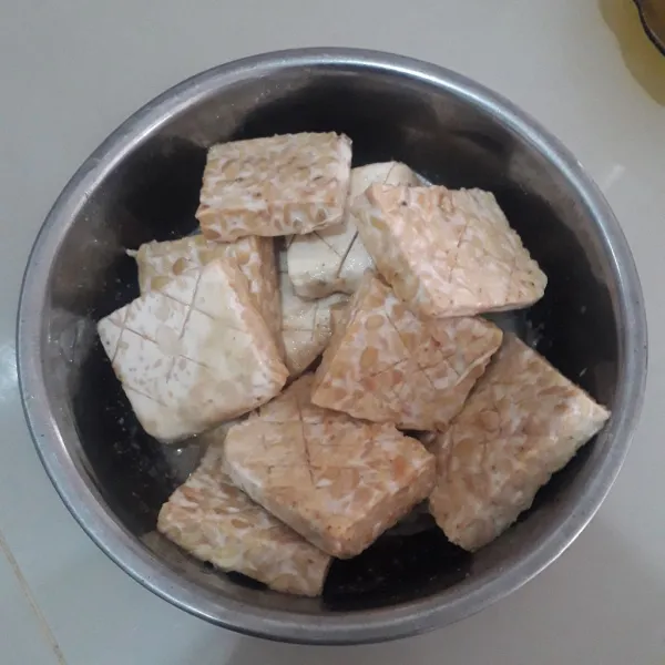 Marinasi tempe dengan bumbu halus dan diamkan selama 15 menit.