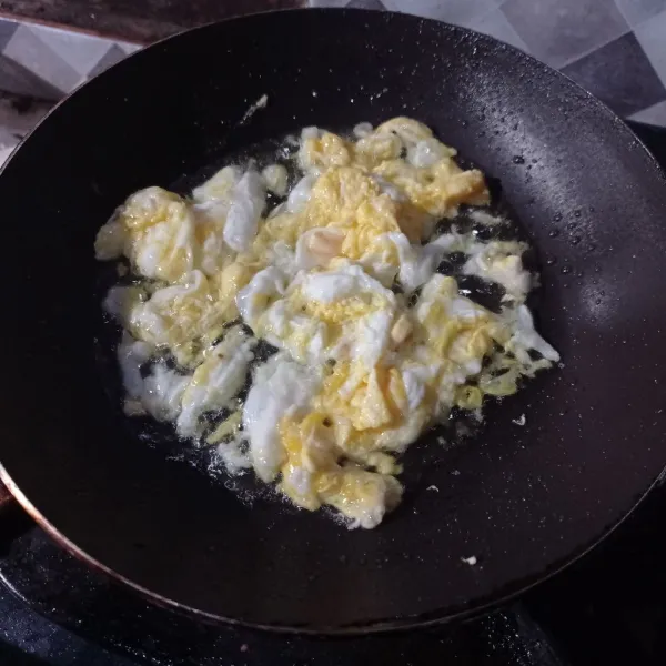 Buat telur orak-arik sampai matang.