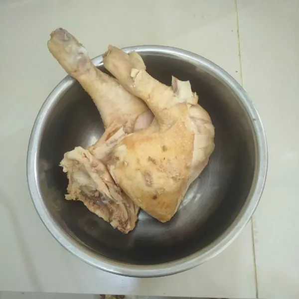 Cuci bersih ayam, rebus sampai air mendidih lalu angkat dan tiriskan.