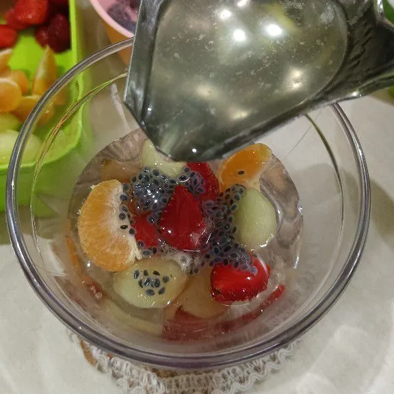 Kemudian tuang puding bening hingga semua buah terendam, biarkan set dan mengeras.