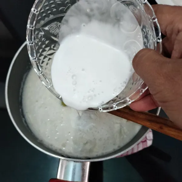 Masukkan santan kental, lalu aduk hingga rata dan masak hingga matang.