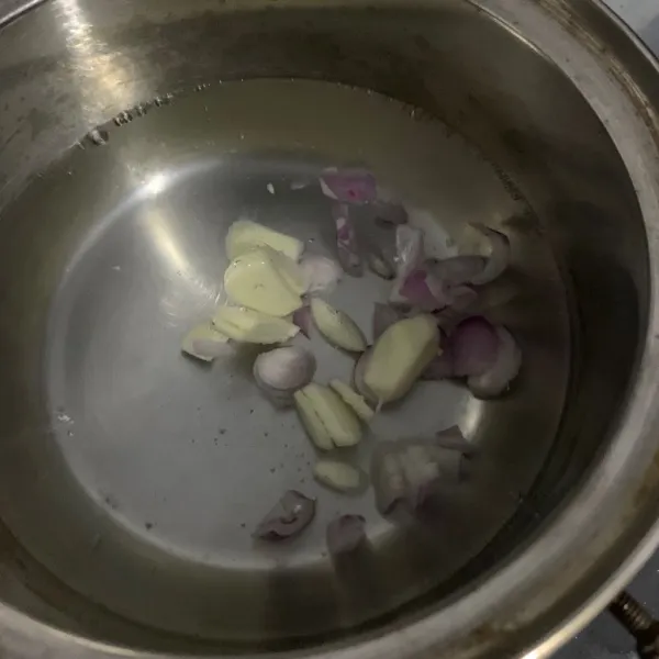 Didihkan air, masukkan potongan bawang merah dan bawang putih.