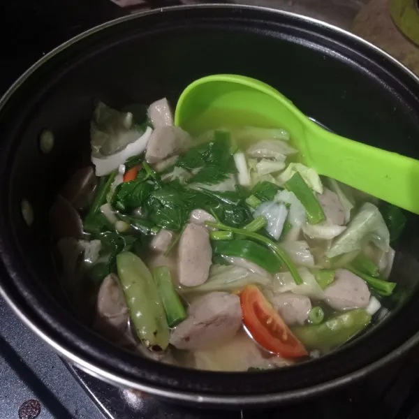 Terakhir masukkan daun bawang, seledri dan tomat merah, aduk rata, koreksi rasanya lalu matikan api.