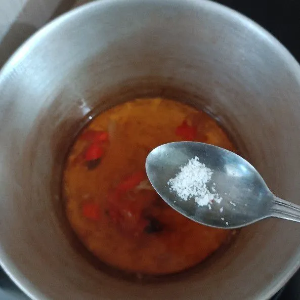 Aduk rata lalu beri bumbu yaitu garam, cicipi rasa sudah pas matikan api.