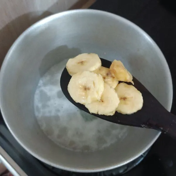 Masukkan pisang yang sudah dipotong menjadi bulat seperti ini.