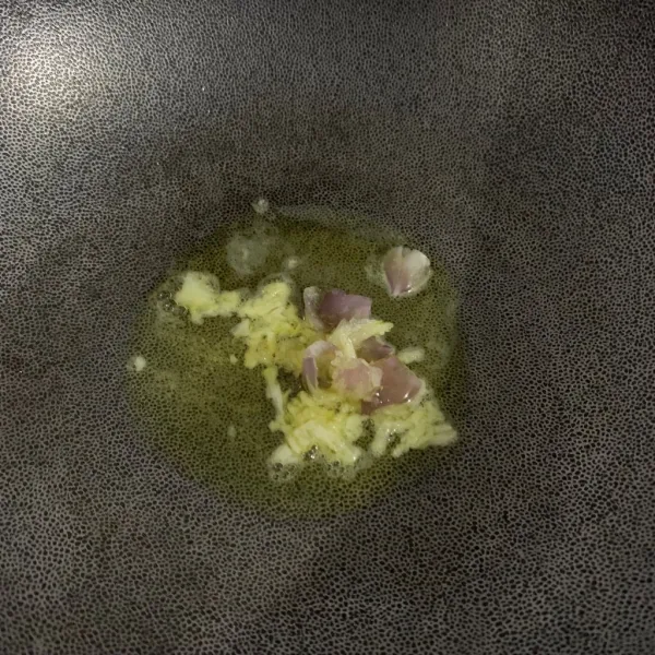 Tumis bawang merah dan bawang putih sampai layu.