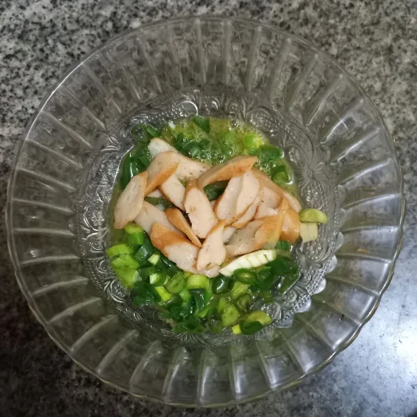 Masukkan irisan odeng, aduk rata.