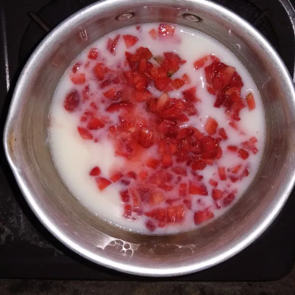 Masukkan strawberry aduk rata masak hingga mendidih sambil diaduk cepat karena cepat mengental.