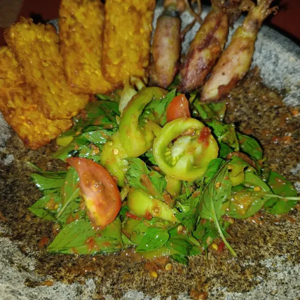 Koreksi rasa dan sajikan dengan nasi.