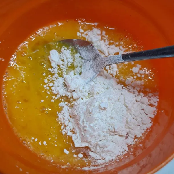 Tambahkan tepung terigu, aduk sampai larut.