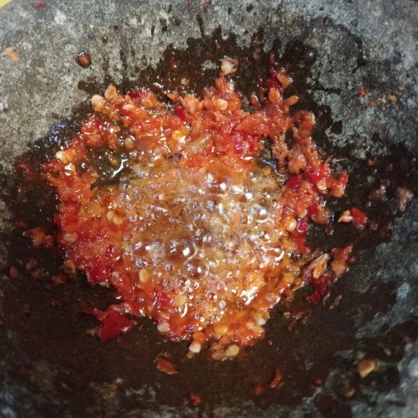 Beri minyak goreng panas, aduk rata.
