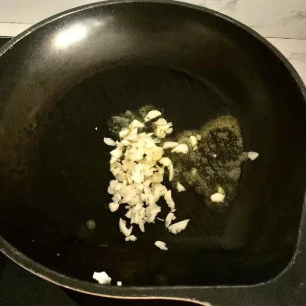Tumis bawang dengan mentega.