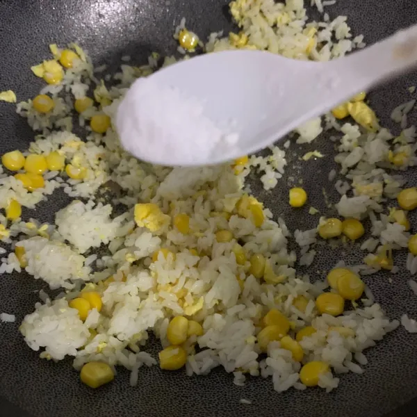 Beri kaldu jamur, garam, gula.