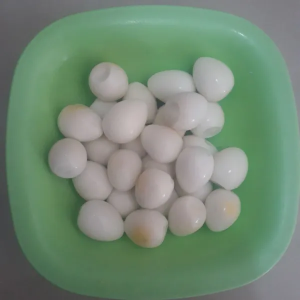 Rebus telur puyuh sampai matang kemudian kupas dan sisihkan ke dalam mangkuk.