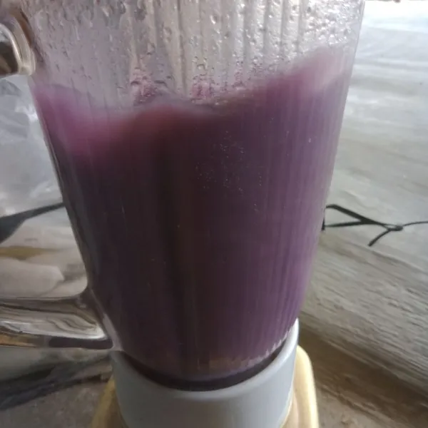 Siapkan blender, masukkan ubi, air, dan susu cair, lalu proses hingga halus.