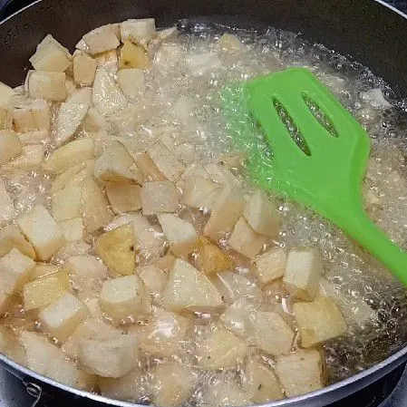 Panaskan minyak, goreng kentang sampai matang.