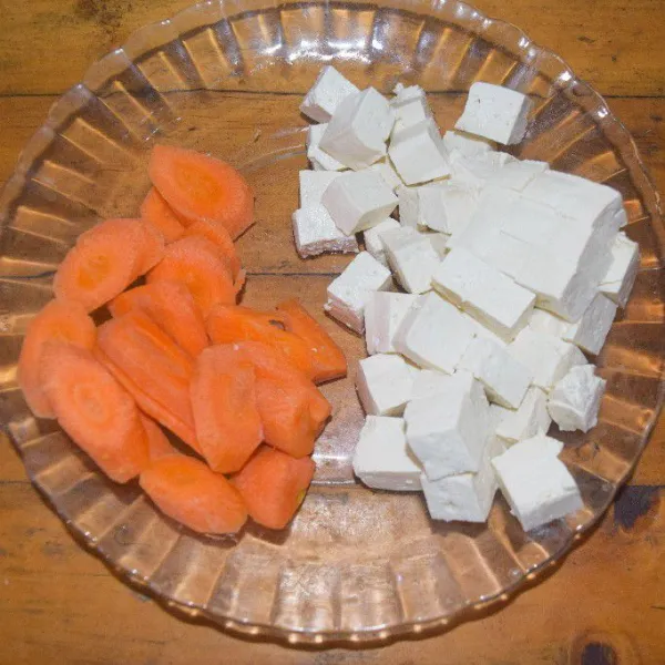 Potong tahu dan juga wortelnya.