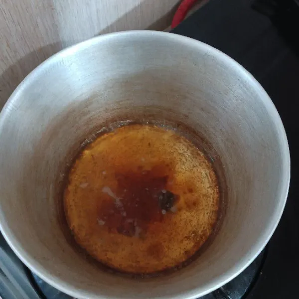 Lalu masukkan air dalam panci, tambahkan asam jawa dan gula batok merah, sisir dulu agar mudah larutnya.