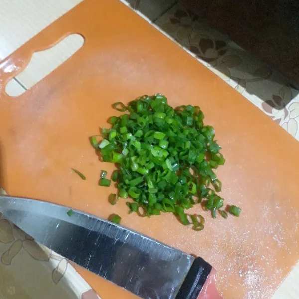 Potong kecil daun bawang dan masukkan ke dalam mangkuk.