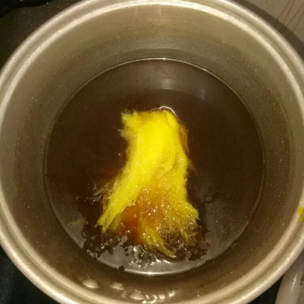 Setelah uap panas hilang, masukkan biji mbawang. Aduk rata dan diamkan sampai air gula dingin.