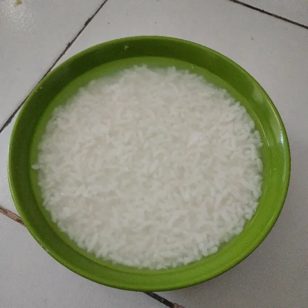 Rendam nasi dengan air minimal selama 2 jam, kemudian tiriskan.