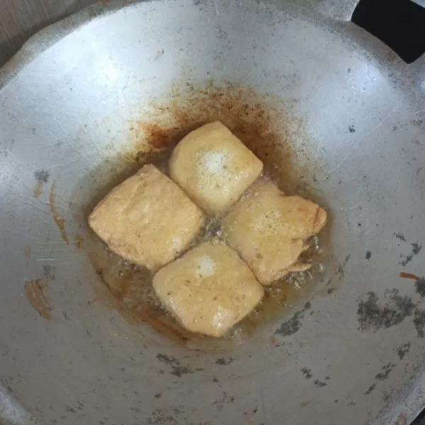 Goreng sampai berkulit, garing serta kecokelatan,