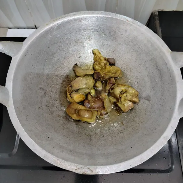 Lalu goreng ati ampela dalam minyak panas hingga kecokelatan lalu angkat dan tiriskan.