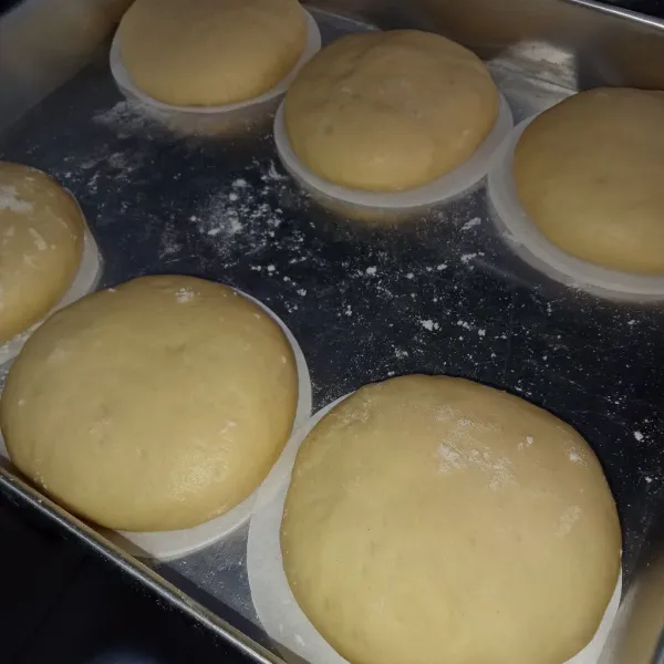 Setelah mengembang bagi adonan masing-masing 60 gr, pipihkan dan proofing selama 25 menit hingga mengembang.