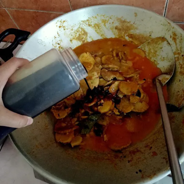 Tambahkan kecap manis, aduk-aduk tunggu hingga air menyusut.