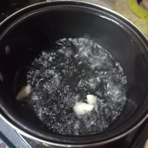 Rebus air, lalu geprek bawang putih, masukkan ke dalam air dan masak sampai mendidih.