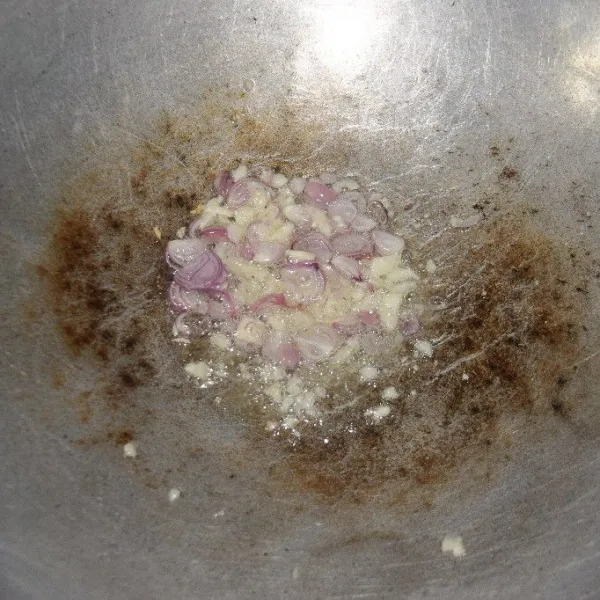 Siapkan wajan dan panaskan minyak sayur terlebih dahulu. Tumis bawang merah dan bawang putih hingga harum.