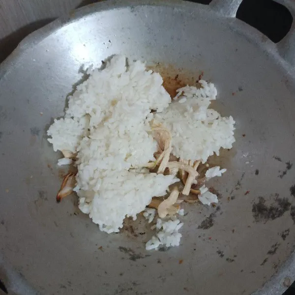 Masukkan juga nasi sisa semalam.