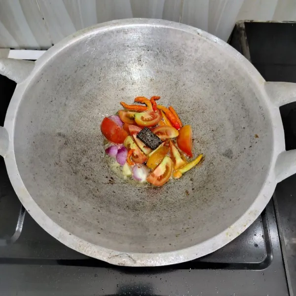 Panaskan sedikit minyak kemudian goreng cabai rawit, bawang merah, tomat merah dan terasi hingga layu lalu angkat.