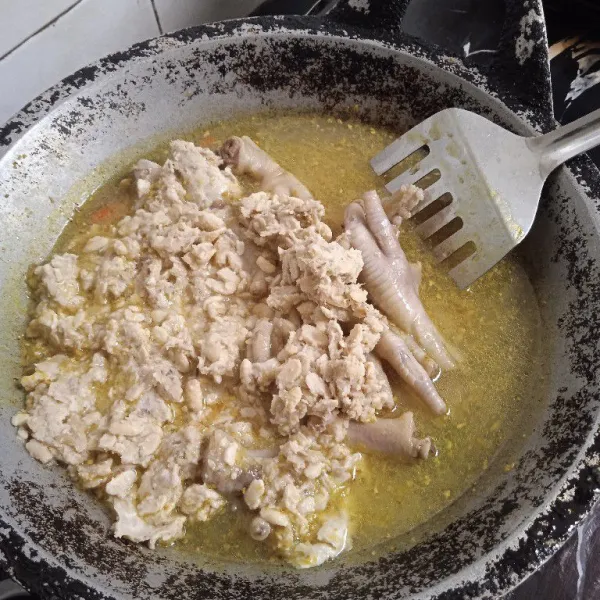 Masukkan ceker, tempe, air, garam, kaldu bubuk & gula pasir, aduk masak sampai matang mengental.