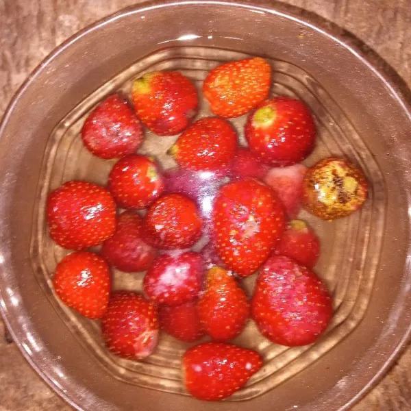 Petikkin daun strawberry kemudian rendam dengan air garam selama 5 menit kemudian bilas.