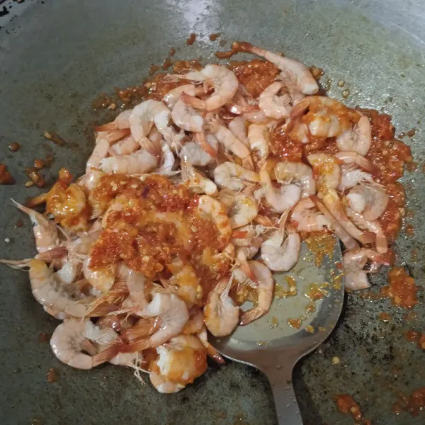 Masukkan udang, aduk rata sampai meresap. Angkat & siap disajikan.