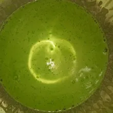 Dalam bowl campur gula, kuning telur, santan, minyak dan pasta pandan kemudian aduk rata menggunakan balon whisk.