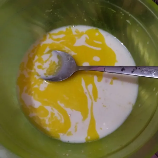 Tuang margarin leleh dan garam, aduk rata.
