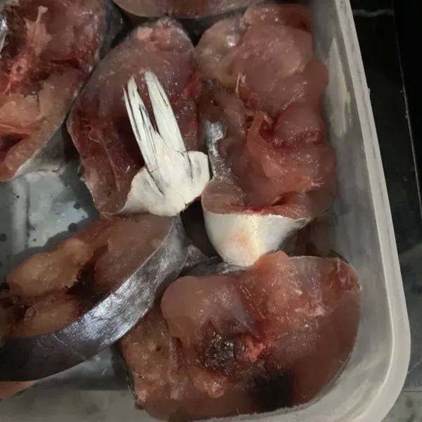 Potong dan cuci bersih ikan tuna.