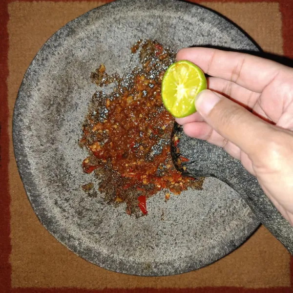 Tambahkan perasan jeruk sambal.