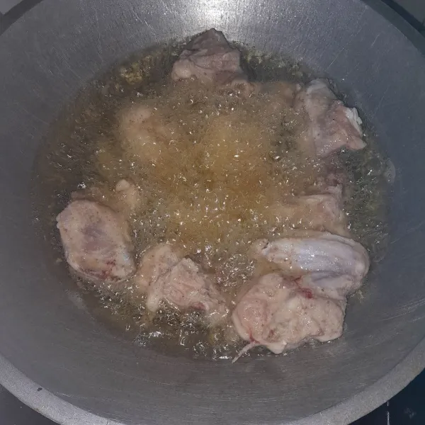 Setelah di marinasi selama 1 jam panaskan minyak goreng lalu goreng ayam hingga kecokelatan dan matang.